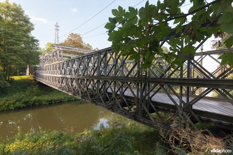 Oude brug over het kanaal