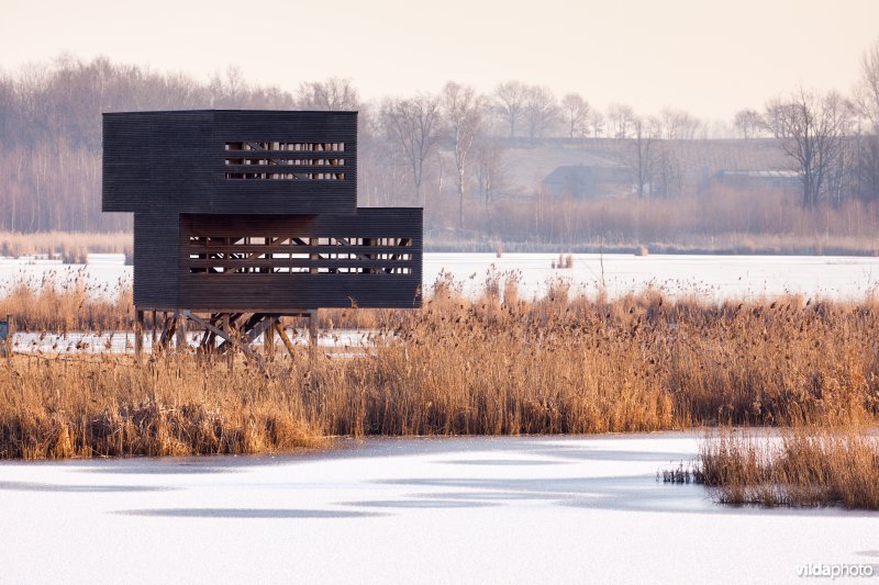 Vogelkijkhut aan bevroren meer