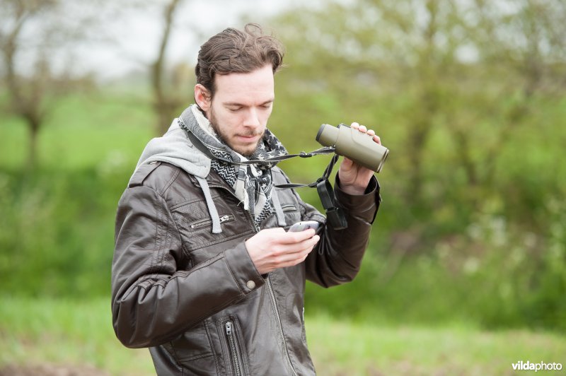 Vogelaar met smartphone