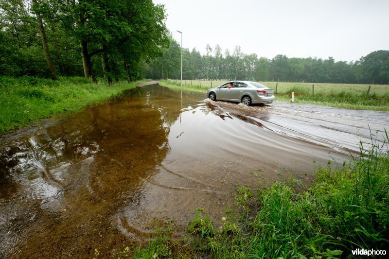 Overstroomde weg