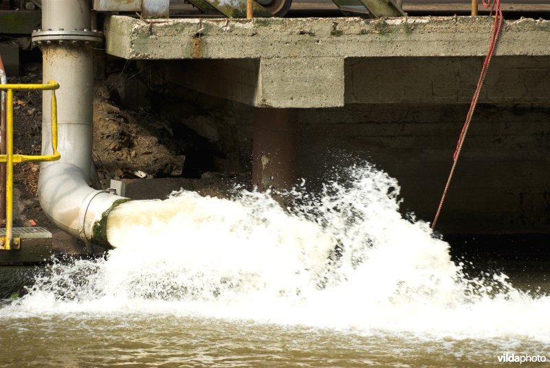 Afvalwaterlozing in de Dender