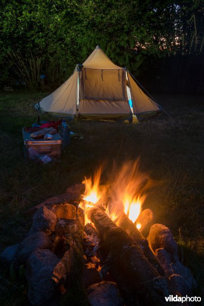 Kampvuur en tent