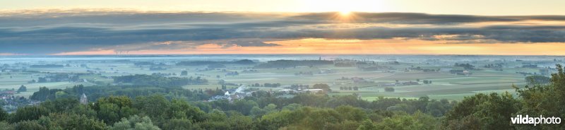 Zicht van op de Belvedèretoren op de Kemmelberg