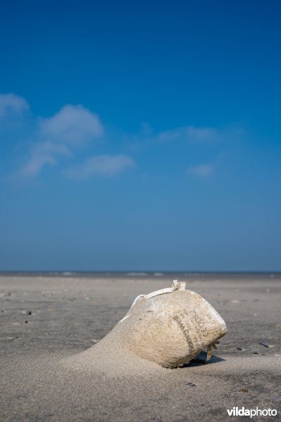 Mondmasker op het strand