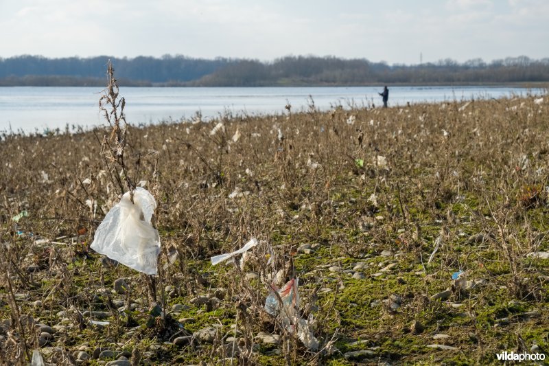 Afval na het wegtrekken van hoogwater