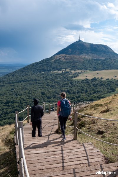 Wandelpad op Puy de Pariou met zicht op Puy de Dôme