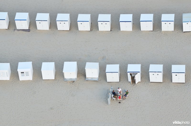 Badgasten aan strandcabines 