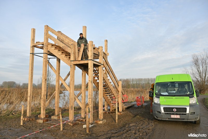 Bouw van uitkijktoren Kalkense Meersen