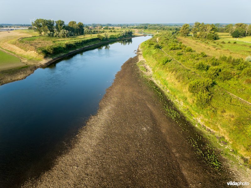 Droogvallende grindzones in de Maas