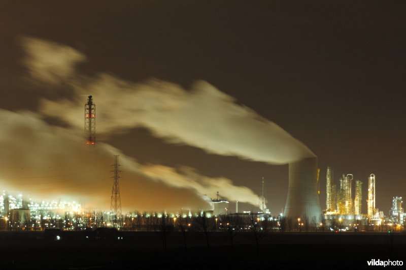 Antwerps industriegebied bij nacht