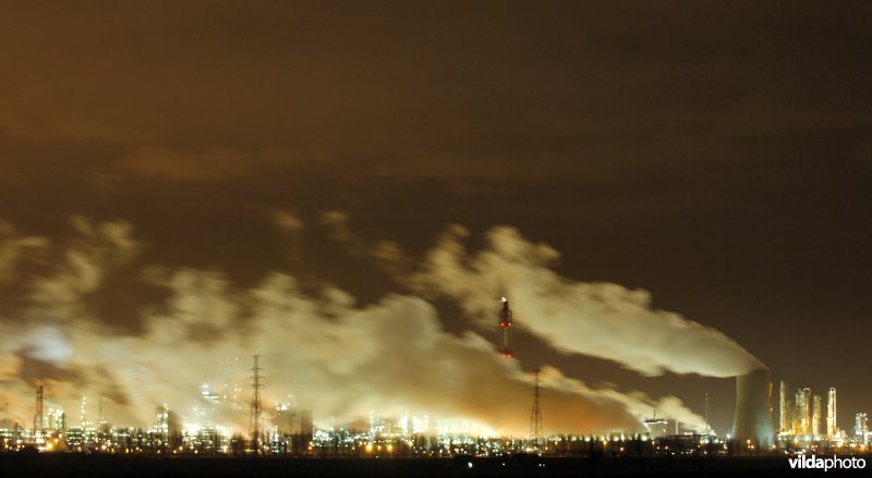 Antwerps industriegebied bij nacht