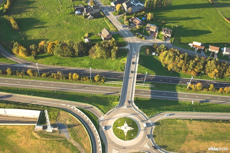 Autosnelweg en hogesnelheidstrein in Luik
