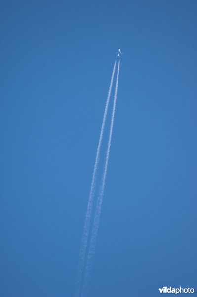 Condensatiestrepen van een vliegtuig