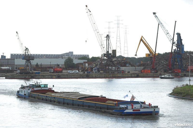 Vrachtschip op de Ringvaart