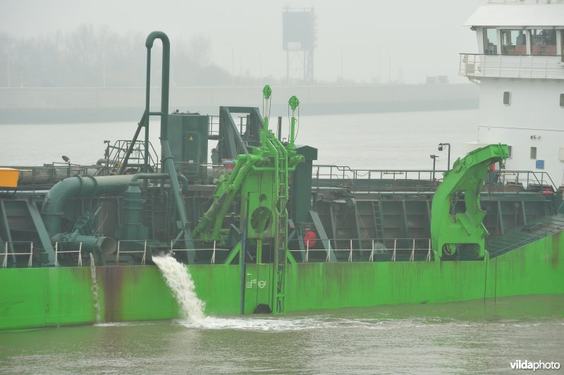 Baggerboot op de Schelde