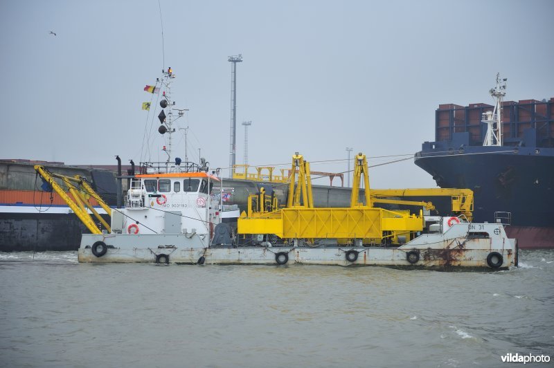 Baggerboot op de Schelde