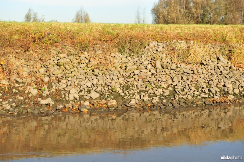 Steenslag langs de oever van de Schelde