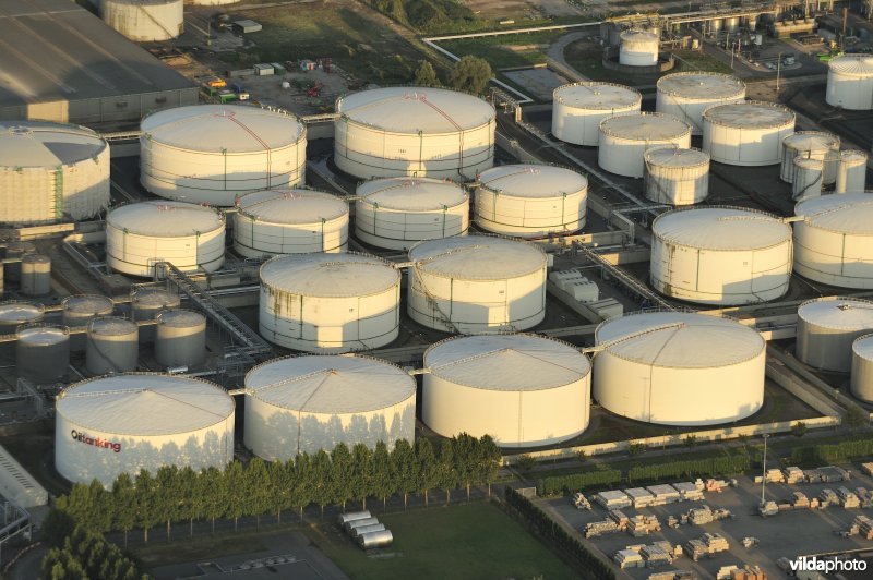 Olie opslagtanks op industrieterrein