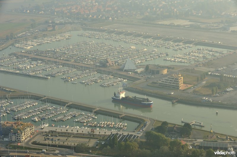 Baggerboot in de jachthaven