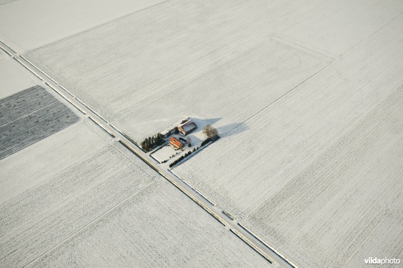 Boerderij en besneeuwde akkers