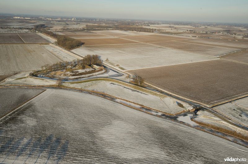 Luchtfoto van de waaiersluis bij Fort Bakkerskil, De Biesbosch