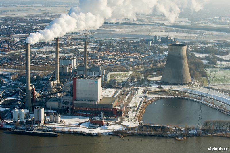 Luchtfoto van rokende schoorstenen van de Amercentrale bij Geertruidenberg