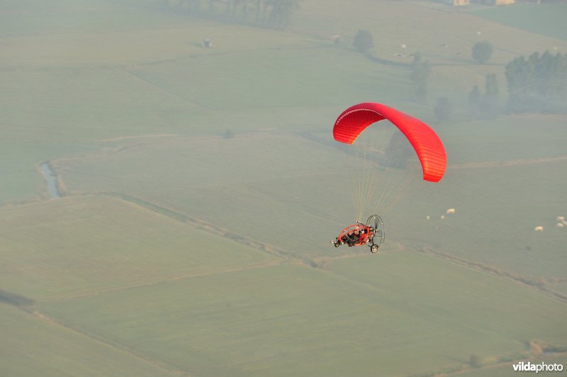 Paramotor boven de IJzervallei