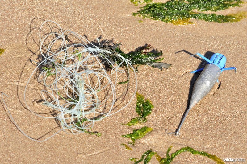 Vissersafval op strand