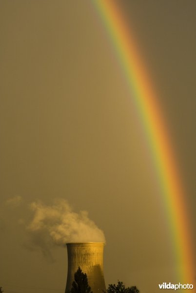 Regenboog met koeltoren