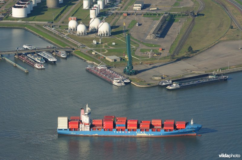 Containerschip in de haven