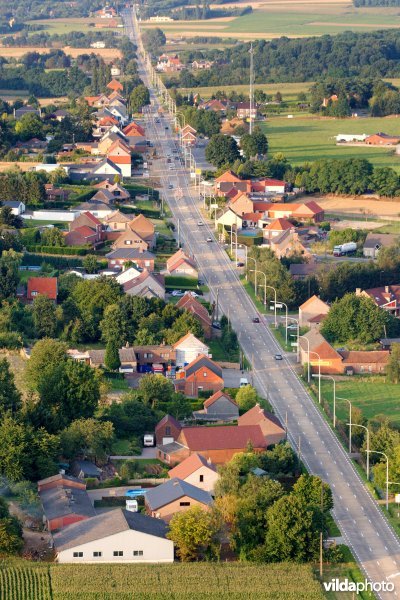 Lintbebouwing langs een steenweg