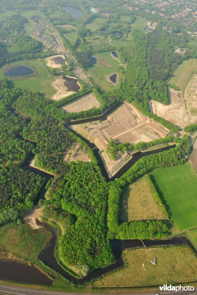 Fort De Roovere met liniewal naar Fort Pinssen