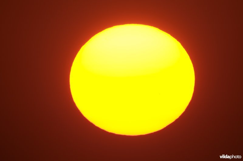 Zonsondergang tegen rode lucht