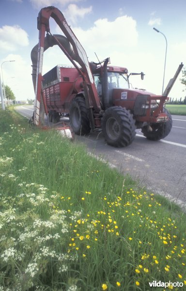 Maaien van wegberm op de N43