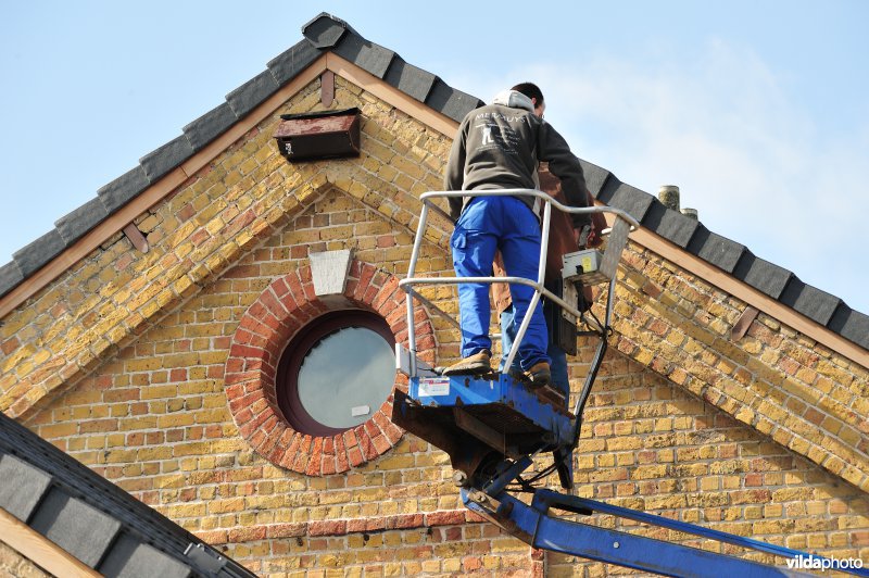 Ophangen van zwaluw-nestkasten