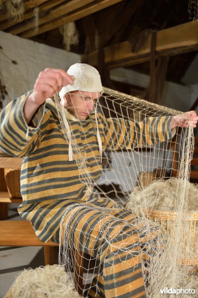 Reënactement in de Middeleeuwse vissershuisjes van Walraversijde