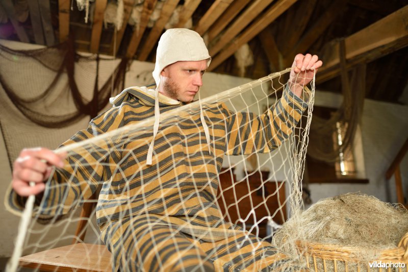 Reënactement in de Middeleeuwse vissershuisjes van Walraversijde