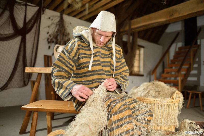 Reënactement in de Middeleeuwse vissershuisjes van Walraversijde