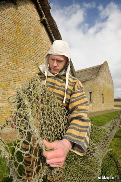 Reënactement in de Middeleeuwse vissershuisjes van Walraversijde