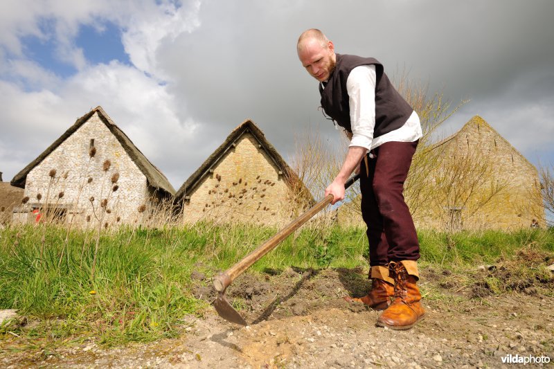 Reënactement in de Middeleeuwse vissershuisjes van Walraversijde