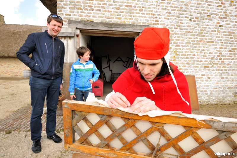Reënactement in de Middeleeuwse vissershuisjes van Walraversijde