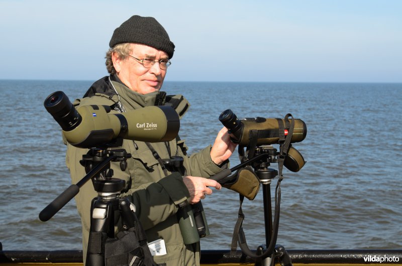 Vogelaars tellen vogels op het IJsselmeer.