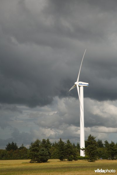 Windturbines onder een dreigende lucht