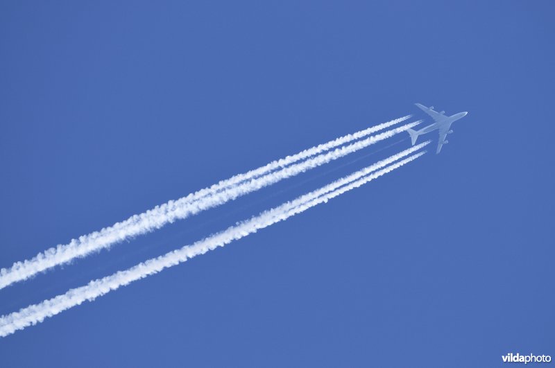 Lijnvliegtuig met condensatiestrepen