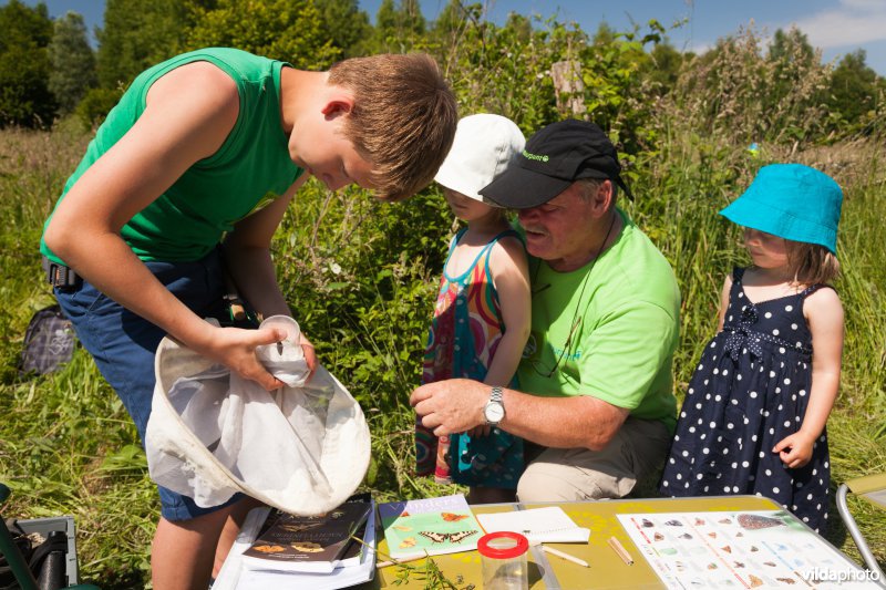 Natuurpuntmedewerker geeft uitleg over vlinders